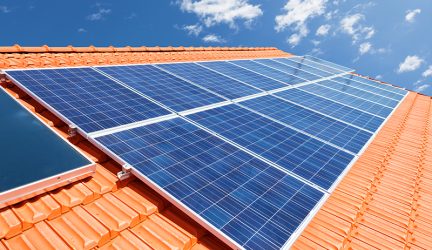 Curso gratuito aborda inovação e sustentabilidade na energia solar em Ubatuba